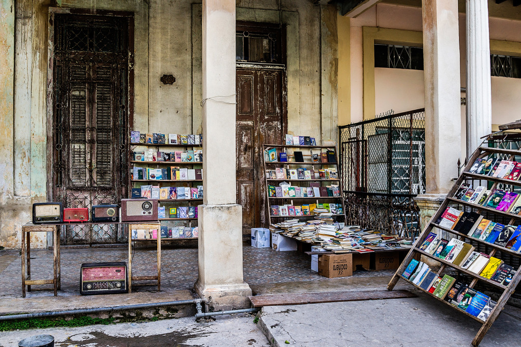  A “bookshop” located at the door of a private residence in Havana. Until a few years ago, Cubans were not allowed to open private businesses.